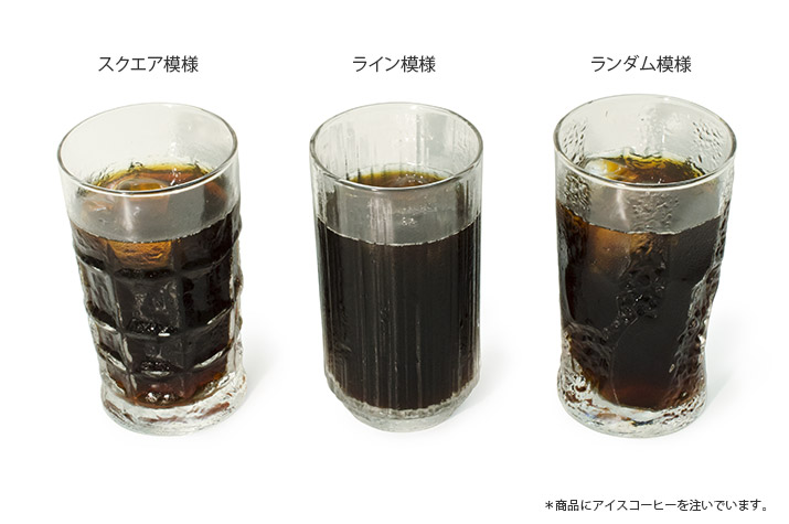 スクエア模様／ライン模様／ランダム模様　昭和のレトロなグラスにアイスコーヒーを注いでいます。
