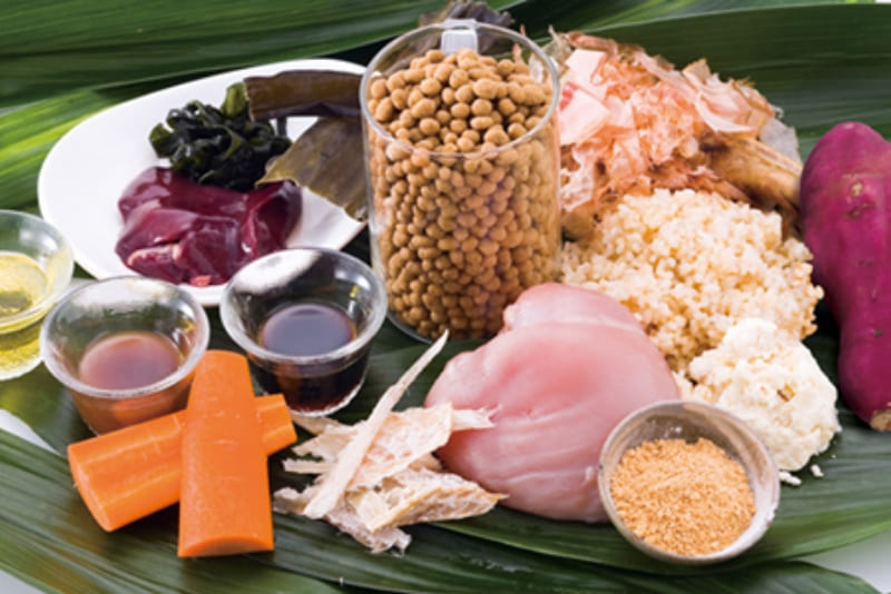 野菜と肉と豆と海藻など様々な食材の画像