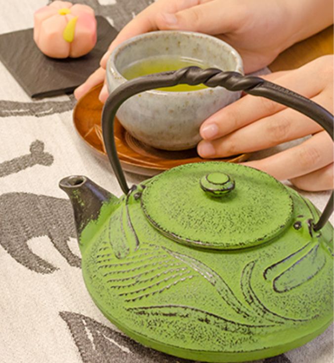 南部鉄器で入れたお茶を和菓子とたのしむ写真