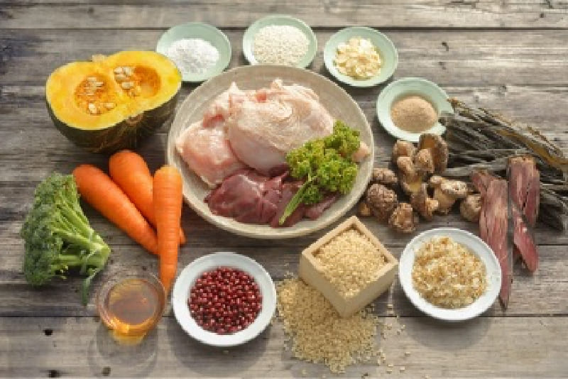 野菜と肉と米など様々な食材の画像
